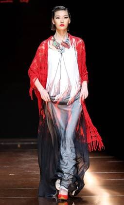 (151029) -- BEIJING, Oct. 29, 2015 -- A model presents a creation at Silk Road Star Cheng Yingfen Collection show during the China Fashion Week in Beijing, capital of China, Oct. 29, 2015. ) (yxb) CHINA-BEIJING-FASHION WEEK (CN) ChenxJianli 