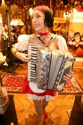28.10.2015, Marchfelderhof Deutsch-Wagram, TIERSCHUTZKALENDER 2016, Präsentation v. Wiener Tierschutzhaus im Bild: Monica Arno