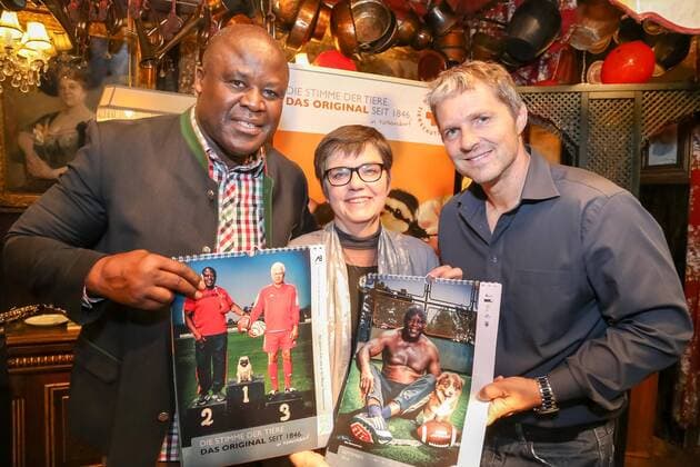 28.10.2015, Marchfelderhof Deutsch-Wagram, TIERSCHUTZKALENDER 2016, Präsentation v. Wiener Tierschutzhaus im Bild: Biko Botowamungu, Madeleine Petrovic -Wiener Tierschutz-Verein, Manfred Baumann