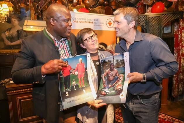 28.10.2015, Marchfelderhof Deutsch-Wagram, TIERSCHUTZKALENDER 2016, Präsentation v. Wiener Tierschutzhaus im Bild: Biko Botowamungu, Madeleine Petrovic -Wiener Tierschutz-Verein, Manfred Baumann