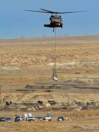 Oct. 29, 2015 - Albuquerque, NM, U.S. - A New Mexico National Guard Black Hawk Helicopter prepares to lower skeletal remans of the first baby Pentaceratops from the Bisti Wilderness Area in the Four Corners region of New Mexico. Thursday, Oct. 29, 2015. Albuquerque U.S. - ZUMAab1_