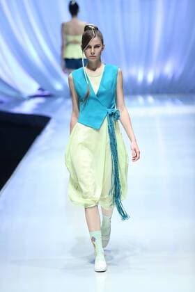 BEIJING, CHINA - OCTOBER 29: (CHINA OUT) A model showcases designs on the runway at TORAY Liu Wei Collection during the Mercedes-Benz China Fashion Week Spring Summer 2016 at 751DÂ·PARK on October 29, 2015 in Beijing, China.  CFP475107338