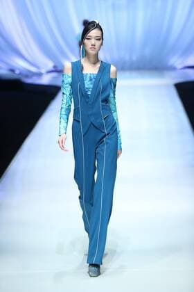 BEIJING, CHINA - OCTOBER 29: (CHINA OUT) A model showcases designs on the runway at TORAY Liu Wei Collection during the Mercedes-Benz China Fashion Week Spring Summer 2016 at 751DÂ·PARK on October 29, 2015 in Beijing, China.  CFP475107345
