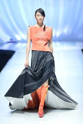 BEIJING, CHINA - OCTOBER 29: (CHINA OUT) A model showcases designs on the runway at TORAY Liu Wei Collection during the Mercedes-Benz China Fashion Week Spring Summer 2016 at 751DÂ·PARK on October 29, 2015 in Beijing, China.  CFP475107361