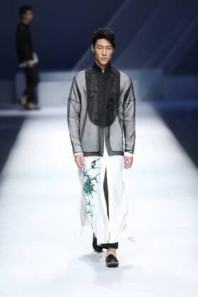 BEIJING, CHINA - OCTOBER 29: (CHINA OUT) A model showcases designs on the runway at GaryWat Qu Tingnan Collection during the Mercedes-Benz China Fashion Week Spring Summer 2016 at Beijing Hotel on October 29, 2015 in Beijing, China.  CFP475107419