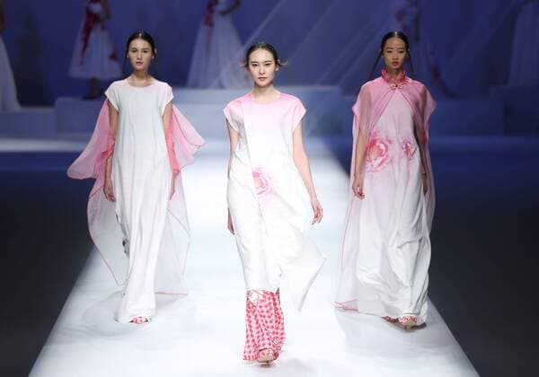 BEIJING, CHINA - OCTOBER 29: (CHINA OUT) Models showcase designs on the runway at GaryWat Qu Tingnan Collection during the Mercedes-Benz China Fashion Week Spring Summer 2016 at Beijing Hotel on October 29, 2015 in Beijing, China.  CFP475107421