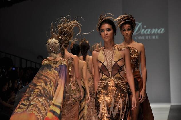 Oct. 29, 2015 - Jakarta, Indonesia - A model wears design of Diana Putri during the Jakarta Fashion Week 2016 at Senayan City. The event was participated by 250 Indonesian and international designers that will last until October 30, 2015. Jakarta Indonesia - ZUMAp133