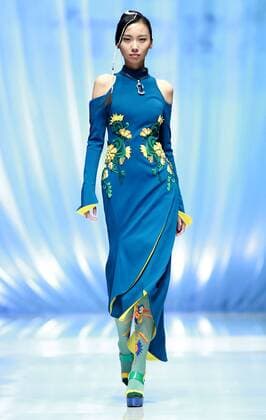 BEIJING, Oct. 29, 2015 -- A model walks the ramp for TORAY Liu Wei Collection during the China Fashion Week S S in Beijing, China, Oct. 29, 2015. ) (zhs) CHINA-BEIJING-FASHION-LIU WEI (CN) ChenxJianli 