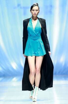 BEIJING, Oct. 29, 2015 -- A model walks the ramp for TORAY Liu Wei Collection during the China Fashion Week S S in Beijing, China, Oct. 29, 2015. ) (zhs) CHINA-BEIJING-FASHION-LIU WEI (CN) ChenxJianli 