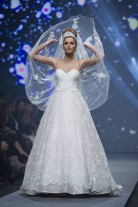 ZAGREB, Oct. 29, 2015 -- A model presents creations during the Zagreb Fashion Week Fall Winter 2015 2016 in Zagreb, capital of Croatia, Oct. 29, 2015. ) CROATIA-ZAGREB-FASHION WEEK MisoxLisanin 