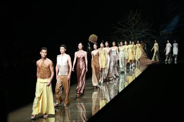 BEIJING, CHINA - OCTOBER 29: (CHINA OUT) Models showcase designs on the runway at 95 Secret Deng Zhaoping Collection during the Mercedes-Benz China Fashion Week Spring Summer 2016 at Beijing Hotel on October 29, 2015 in Beijing, China.  CFP475107107