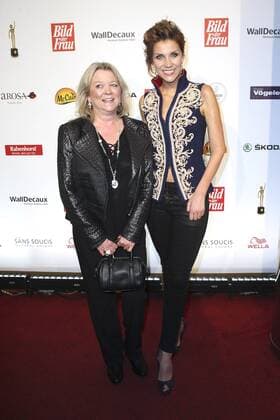 Anna-Maria Zimmermann mit Preisträgerin Stefanie Jeske bei der Verleihung der Goldenen Bild der Frau 2015 im Stage Operettenhaus. Hamburg, 29.10.2015 Foto:xU.xGlockmannx xFuturexImage
