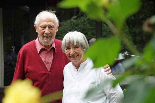 Der Bremer Rechtsanwalt i.R. Heinrich Hannover mit seiner zweiten Ehefrau Doris Hannover.