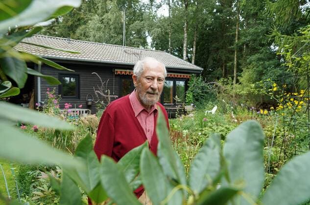 Der Bremer Rechtsanwalt i.R. Heinrich Hannover im Garten seines Holzhauses am Rande von Worpswede bei Bremen. Der erklärte Pazifist und Antifaschist, der eigentlich Förster werden wollte und sich als freischwebenden Sozialisten bezeichnet, war von 1954 bis 1995 Strafverteidiger unter anderem für Kommunisten und andere Oppositionelle. Außerdem vertrat er Tausende Kriegsdienstverweigerer in ihren Anerkennungsverfahren vor Gericht. Neben Sachbüchern hat er auch etliche Kinderbücher geschrieben.