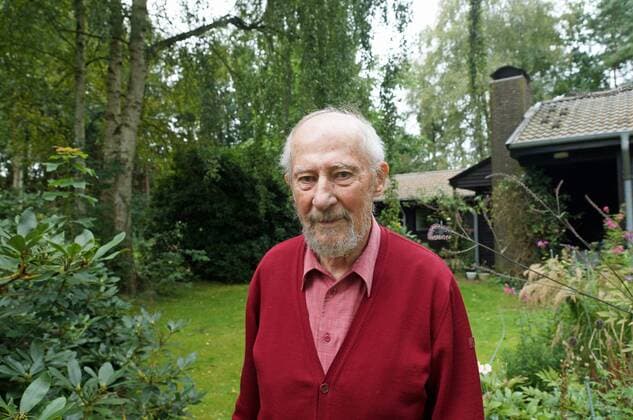 Der Bremer Rechtsanwalt i.R. Heinrich Hannover im Garten seines Holzhauses am Rande von Worpswede bei Bremen. Der erklärte Pazifist und Antifaschist, der eigentlich Förster werden wollte und sich als freischwebenden Sozialisten bezeichnet, war von 1954 bis 1995 Strafverteidiger unter anderem für Kommunisten und andere Oppositionelle. Außerdem vertrat er Tausende Kriegsdienstverweigerer in ihren Anerkennungsverfahren vor Gericht. Neben Sachbüchern hat er auch etliche Kinderbücher geschrieben.