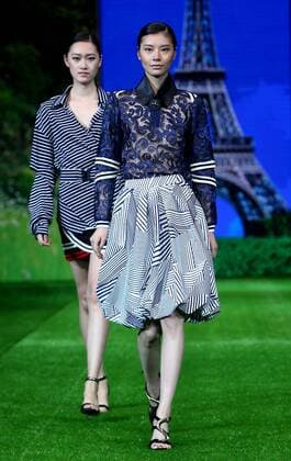 (151030) -- BEIJING, Oct. 30, 2015 -- Models show creations of PLD Fu Suqin Collection by designing Fu Suqin during the China Fashion Week in Beijing, capital of China, Oct. 30, 2015. ) (zkr) CHINA-BEIJING-FASHION WEEK(CN) ChenxJianli 