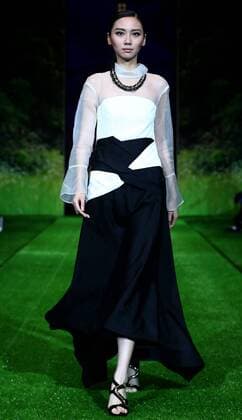 (151030) -- BEIJING, Oct. 30, 2015 -- A model shows a creation of PLD Fu Suqin Collection by designing Fu Suqin during the China Fashion Week in Beijing, capital of China, Oct. 30, 2015. ) (zkr) CHINA-BEIJING-FASHION WEEK(CN) ChenxJianli 