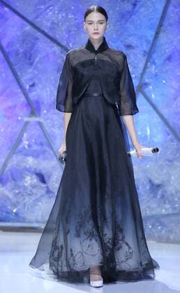 (151031) -- BEIJING, Oct. 30, 2015 -- A model presents a creation designed by Xiong Ying during the China Fashion Week in Beijing, capital of China, Oct. 30, 2015. ) (ry) CHINA-BEIJING-FASHION WEEK (CN) ChenxJianli 
