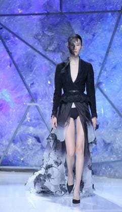 (151031) -- BEIJING, Oct. 30, 2015 -- A model presents a creation designed by Xiong Ying during the China Fashion Week in Beijing, capital of China, Oct. 30, 2015. ) (ry) CHINA-BEIJING-FASHION WEEK (CN) ChenxJianli 