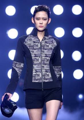 (151031) -- BEIJING, Oct. 31, 2015 -- A model presents a creation designed by Gioia Pan during the China Fashion Week in Beijing, capital of China, Oct. 31, 2015. ) (wjq) CHINA-BEIJING-FASHION WEEK (CN) ChenxJianli 