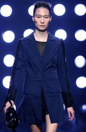 (151031) -- BEIJING, Oct. 31, 2015 -- A model presents a creation designed by Gioia Pan during the China Fashion Week in Beijing, capital of China, Oct. 31, 2015. ) (wjq) CHINA-BEIJING-FASHION WEEK (CN) ChenxJianli 