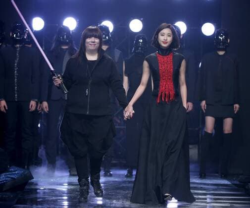 (151031) -- BEIJING, Oct. 31, 2015 -- Designer Gioia Pan (L front) and actress Zhang Li attend Pan s collection show during the China Fashion Week in Beijing, capital of China, Oct. 31, 2015. ) (wjq) CHINA-BEIJING-FASHION WEEK (CN) ChenxJianli 