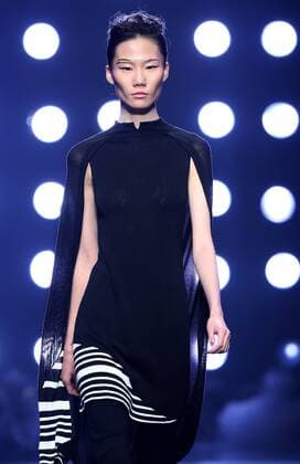 (151031) -- BEIJING, Oct. 31, 2015 -- A model presents a creation designed by Gioia Pan during the China Fashion Week in Beijing, capital of China, Oct. 31, 2015. ) (wjq) CHINA-BEIJING-FASHION WEEK (CN) ChenxJianli 