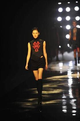 (151031) -- BEIJING, Oct. 31, 2015 -- A model presents a creation designed by Gioia Pan during the China Fashion Week in Beijing, capital of China, Oct. 31, 2015. ) (yxb) CHINA-BEIJING-FASHION WEEK (CN) XiaoxXiao 
