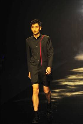 (151031) -- BEIJING, Oct. 31, 2015 -- A model presents a creation designed by Gioia Pan during the China Fashion Week in Beijing, capital of China, Oct. 31, 2015. ) (yxb) CHINA-BEIJING-FASHION WEEK (CN) XiaoxXiao 