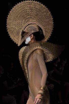 Oct. 30, 2015 - Jakarta, Indonesia - A model wears design by Rinaldi A Yunardi during the Jakarta Fashion Week 2016 at Senayan City. The accessory resembled of recycled paper are packed into the ropes and fiber fabrics and elements metal.dengan theme The Lady Warrior Jakarta Indonesia - ZUMAp133