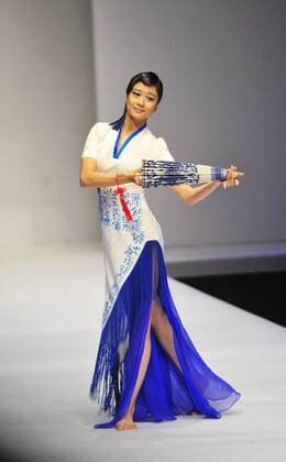 Oct. 31, 2015 -- A model displays a creation of Chantel Gong Gong Hangyu Finery Collection during the 2016 China Fashion Week S S in Beijing, China, Oct. 31, 2015. ) (zhs) CHINA-BEIJING-FASHION-GONG HANGYU (CN) XiaoxXiao 