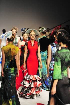 Oct. 31, 2015 -- Models display creations of Chantel Gong Gong Hangyu Finery Collection during the 2016 China Fashion Week S S in Beijing, China, Oct. 31, 2015. ) (zhs) CHINA-BEIJING-FASHION-GONG HANGYU (CN) XiaoxXiao 
