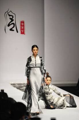 Oct. 31, 2015 -- Models display creations of Chantel Gong Gong Hangyu Finery Collection during the 2016 China Fashion Week S S in Beijing, China, Oct. 31, 2015. ) (zhs) CHINA-BEIJING-FASHION-GONG HANGYU (CN) XiaoxXiao 
