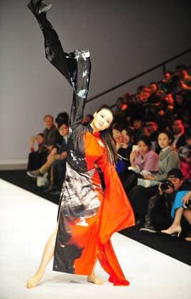 Oct. 31, 2015 -- A model displays a creation of Chantel Gong Gong Hangyu Finery Collection during the 2016 China Fashion Week S S in Beijing, China, Oct. 31, 2015. ) (zhs) CHINA-BEIJING-FASHION-GONG HANGYU (CN) XiaoxXiao 