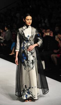 Oct. 31, 2015 -- A model displays a creation of Chantel Gong Gong Hangyu Finery Collection during the 2016 China Fashion Week S S in Beijing, China, Oct. 31, 2015. ) (zhs) CHINA-BEIJING-FASHION-GONG HANGYU (CN) XiaoxXiao 