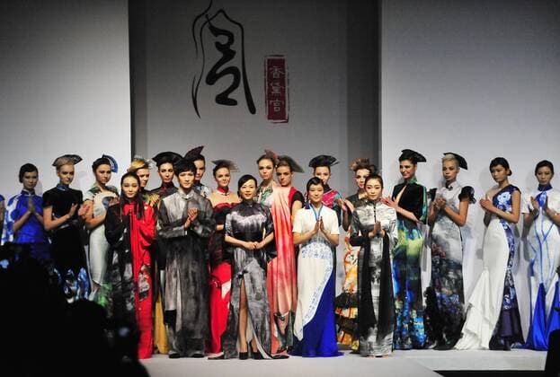 Oct. 31, 2015 -- Designer Gong Hangyu and models thank the audience for Chantel Gong Gong Hangyu Finery Collection during the 2016 China Fashion Week S S in Beijing, China, Oct. 31, 2015. ) (zhs) CHINA-BEIJING-FASHION-GONG HANGYU (CN) XiaoxXiao 