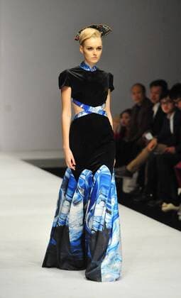 Oct. 31, 2015 -- A model displays a creation of Chantel Gong Gong Hangyu Finery Collection during the 2016 China Fashion Week S S in Beijing, China, Oct. 31, 2015. ) (zhs) CHINA-BEIJING-FASHION-GONG HANGYU (CN) XiaoxXiao 