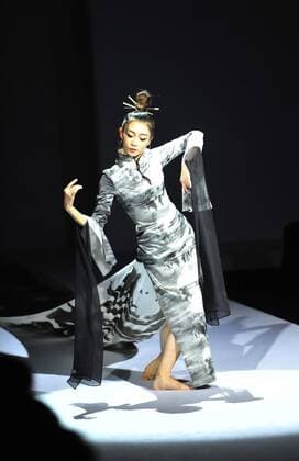 Oct. 31, 2015 -- A model displays a creation of Chantel Gong Gong Hangyu Finery Collection during the 2016 China Fashion Week S S in Beijing, China, Oct. 31, 2015. ) (zhs) CHINA-BEIJING-FASHION-GONG HANGYU (CN) XiaoxXiao 