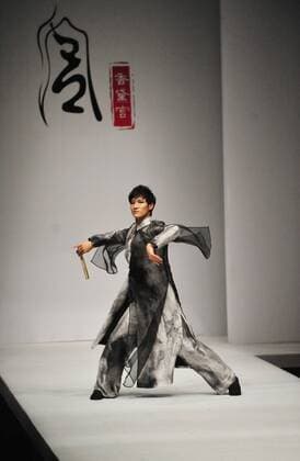 Oct. 31, 2015 -- A model displays a creation of Chantel Gong Gong Hangyu Finery Collection during the 2016 China Fashion Week S S in Beijing, China, Oct. 31, 2015. ) (zhs) CHINA-BEIJING-FASHION-GONG HANGYU (CN) XiaoxXiao 