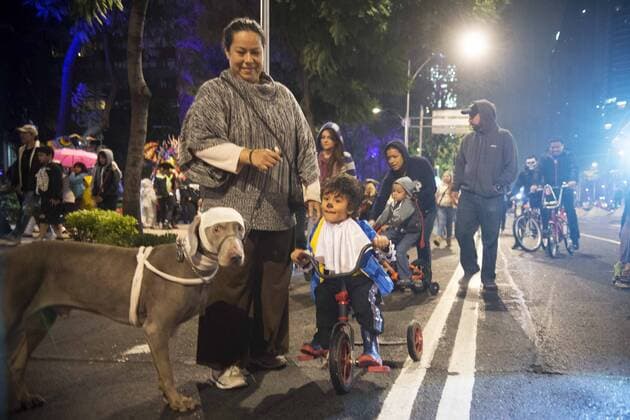 Oct. 31, 2015 - Mexico City, Mexico City, MX - Mexicans begin with their celebrations for the day of the dead, DÃƒÂ­a de los muertos, with a costume parade all along Paseo de la Reforma avenue on bikes. Mexico City MX - ZUMAa136