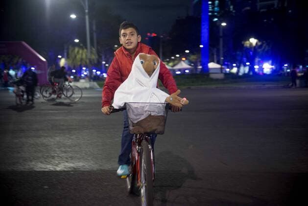 Oct. 31, 2015 - Mexico City, Mexico City, MX - Mexicans begin with their celebrations for the day of the dead, DÃƒÂ­a de los muertos, with a costume parade all along Paseo de la Reforma avenue on bikes. Mexico City MX - ZUMAa136