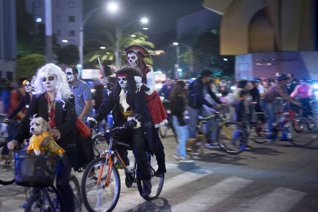 Oct. 31, 2015 - Mexico City, Mexico City, MX - Mexicans begin with their celebrations for the day of the dead, DÃƒÂ­a de los muertos, with a costume parade all along Paseo de la Reforma avenue on bikes. Mexico City MX - ZUMAa136