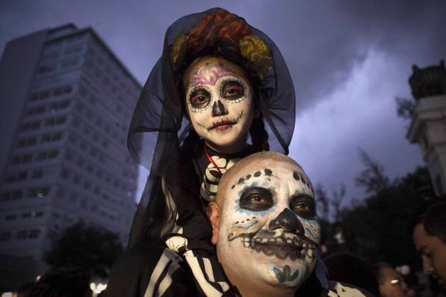 Oct. 31, 2015 -- People take part in the Parade of Catrinas and Catrines as part of the celebrations for the Day of the Dead, in Mexico City, capital of Mexico, on Oct. 31, 2015. Alejandro Ayala) (jp) (fnc) MEXICO-MEXICO CITY-SOCIETY-DAY OF THE DEAD e AlejandroxAyala 