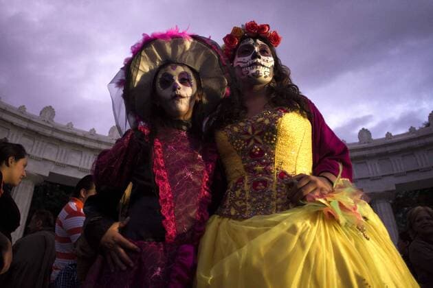 Oct. 31, 2015 -- People take part in the Parade of Catrinas and Catrines as part of the celebrations for the Day of the Dead, in Mexico City, capital of Mexico, on Oct. 31, 2015. Alejandro Ayala) (jp) (fnc) MEXICO-MEXICO CITY-SOCIETY-DAY OF THE DEAD e AlejandroxAyala 
