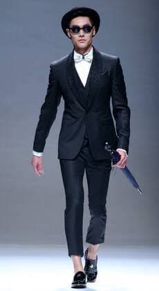 (151101) -- BEIJING, Nov. 1, 2015 -- A model presents a creation of the Henry Herbert Liu Yong Private Custom Collection during the China Fashion Week in Beijing, capital of China, Nov. 1, 2015. ) (yxb) CHINA-BEIJING-FASHION WEEK(CN) ChenxJianli 
