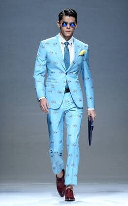 (151101) -- BEIJING, Nov. 1, 2015 -- A model presents a creation of the Henry Herbert Liu Yong Private Custom Collection during the China Fashion Week in Beijing, capital of China, Nov. 1, 2015. ) (yxb) CHINA-BEIJING-FASHION WEEK(CN) ChenxJianli 