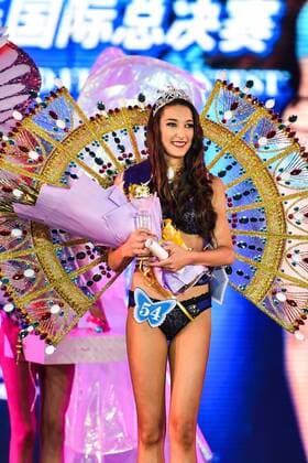 Oct. 31, 2015 -- Sune Botes from South Africa wins the 1st runner-up of the 27th Miss Model of the World (MMW) Contest during the final in Shenzhen, south China s Guangdong Province, Oct. 31, 2015. The MMW Contest, founded by Mr. Suha Alpayli in Istanbul in 1988, is a world famous international pageant contest. )(wjq) CHINA-GUANGDONG-MISS MODEL OF THE WORLD (CN) MaoxSiqian 