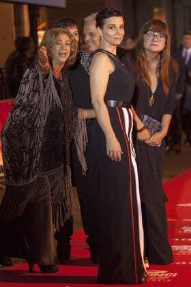 Juliette Binoche und Isabel Coixet bei der Closing Ceremony mit Preisverleihung auf dem 60. Valladolid International Film Festival im Teatro Calderon. Valladolid, 31.10.2015 Juliette Binoche, Isabel Coixet 