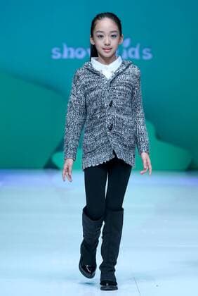(151101) -- BEIJING, Nov. 1, 2015 -- A child shows a creation of Showkids Chen Juanhong Children s Wear Collection during China Fashion Week in Beijing, capital of China, Nov. 1, 2015. ) (zkr) CHINA-BEIJING-FASHION WEEK(CN) ChenxJianli 