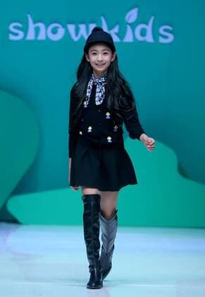 (151101) -- BEIJING, Nov. 1, 2015 -- A child shows a creation of Showkids Chen Juanhong Children s Wear Collection during China Fashion Week in Beijing, capital of China, Nov. 1, 2015. ) (zkr) CHINA-BEIJING-FASHION WEEK(CN) ChenxJianli 